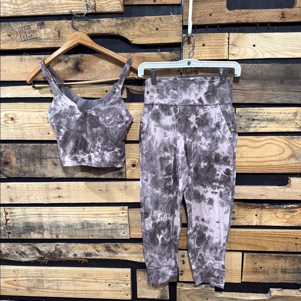 Lululemon Align High-Rise Cropped
Jogger w/ matching Align Tank Top‎ 4/6